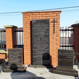 Powiększ obraz: 17 września 1994 roku w 55. rocznicę napaści wojsk sowieckich na Polskę, w Grójcu odbyły się uroczystości związane z poświęceniem pamiątkowej tablicy ufundowanej przez Sybiraków, gminę Grójec, miejscowego kamieniarza i lokalne instytucje. 