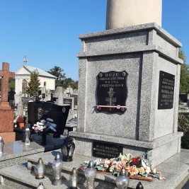 Powiększ obraz: Na starym cmentarzu przy ul Mszczonowskiej znajduje się ” Pomnik ku czci bohaterom poległym za Ojczyznę w 1830, 1863, 1918, 1945” z dodatkowym napisem „ Boże zmień los ludu Twego – wojna 1 wrzesień 1939r. ” 