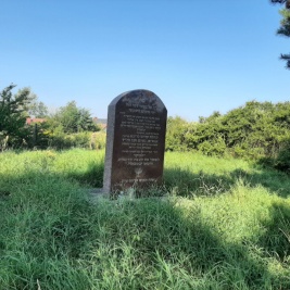 Powiększ obraz: Na cmentarzu ustawiono stylizowany na macewę pomnik poświęcony pamięci ofiar Zagłady, ufundowany przez Mosze Kielmanzona, z napisami w języku hebrajskim i polskim.