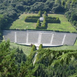 Powiększ obraz: Polski Cmentarz Wojenny na Monte Cassino, Włochy.