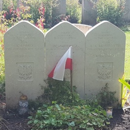 Powiększ obraz: Dania. Polscy lotnicy ostali  pochowani na cmentarzach wojennych w Aabenraa, Slaglille, Aalestrup, Esbjergu, Frederikshavn oraz Lemvig.