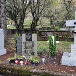 Powiększ obraz: 1 listopada Polacy mieszkający na Islandii, nie mogąc odwiedzić grobów bliskich zmarłych, spotykają się przy grobie polskich marynarzy na cmentarzu Fossvogur w Reykjaviku.
