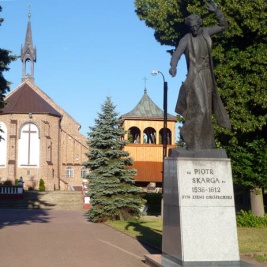 Powiększ obraz: W 1996 roku odsłonięto i poświęcono został pomnik największego grójczanina – ks. Piotra Skargi. Jego autorem jest Andrzej Renes.