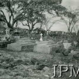 Powiększ obraz: Indie. Groby polskich uchodźców na cmentarzu chrześcijańskim w Kolhapur.